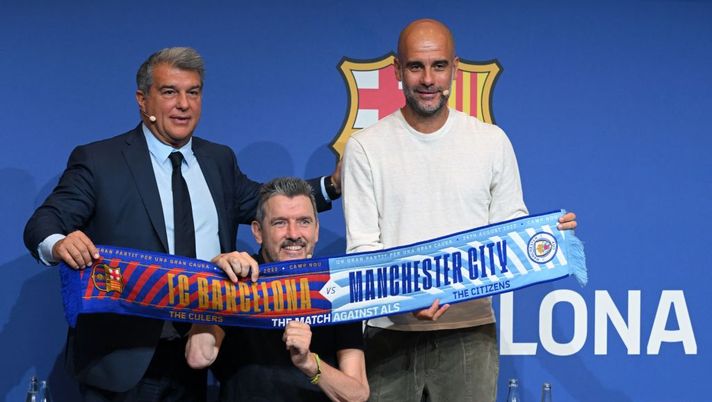 Barcelona's President Joan Laporta (L), Barcelona's former goalkeeper Juan Carlos Unzue (C) suffering from ALS, a progressive neurogenerative disease, and Manchester City's Spanish manager Pep Guardiola (R) pose during the presentation of friendly match FC Barcelona v Manchester City at Camp Nou stadium, in Barcelona, on June 20, 2022. - The friendly match will be held as a benefit event for the Amyotrophic Lateral Sclerosis Foundation in Barcelona, on August 24, 2022. (Photo by LLUIS GENE / AFP) (Photo by LLUIS GENE/AFP via Getty Images) Barcellona e City al Camp Nou contro la SLA, l’appello di Unzuè: “Riempiamo lo stadio” - immagine 1