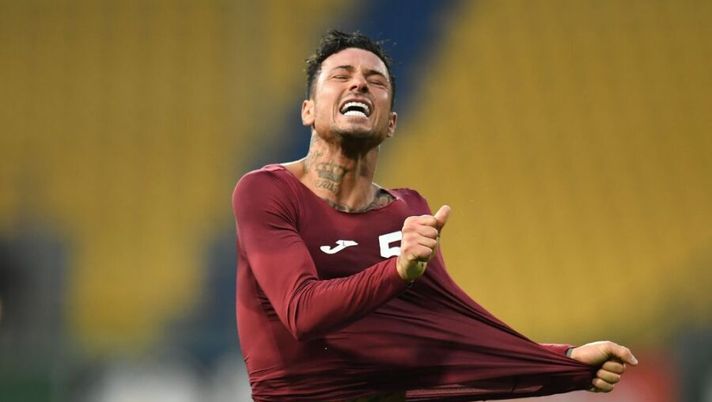PARMA, ITALY - JANUARY 03: Armando Izzo of Torino FC celebrates after scoring his team second goal during the Serie A match between Parma Calcio and Torino FC at Stadio Ennio Tardini on January 03, 2021 in Parma, Italy. (Photo by Alessandro Sabattini/Getty Images) Torino, cosa succede in difesa per Izzo e non solo: le gerarchie e i titolari - immagine 1