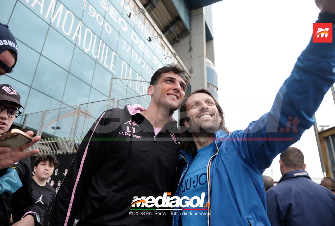 FOTO Cagliari-Palermo, i Rosanero in partenza dal “Renzo Barbera” (GALLERY) - immagine 20