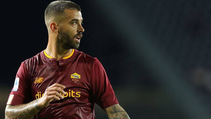 EMPOLI, ITALY - SEPTEMBER 12: Leonardo Spinazzola of AS Roma in action during the Serie A match between Empoli FC and AS Roma at Stadio Carlo Castellani on September 12, 2022 in Empoli, Italy. (Photo by Gabriele Maltinti/Getty Images) Spinazzola: “Se Mourinho ci dice di fare la guerra, noi la facciamo. Alcune volte osserva e…” - immagine 1