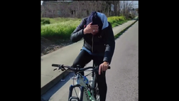 VIDEO Spalletti riconosciuto da un tifoso mentre gira in bici: il tecnico se la ride!