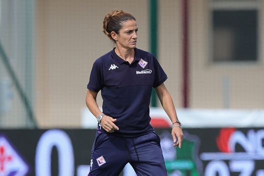 FLORENCE, ITALY - OCTOBER 01: Patrizia Panico manager of ACF Fiorentina Women looks on during the match between ACF Fiorentina Women and US Sassuolo Women Serie A on October 1, 2022 in Florence, Italy. (Photo by Gabriele Maltinti/Getty Images) Fiorentina Femminile, ultimo impegno contro la Juventus al Franchi- immagine 2