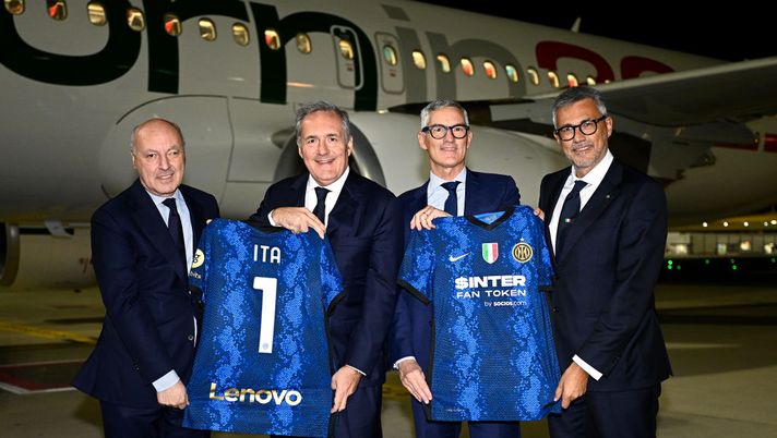 ROME, ITALY - OCTOBER 15: (L-R) Sport CEO Giuseppe Marotta of FC Internazionale, Alfredo Altavilla president of ITA, Corporate CEO Alessandro Antonello of FC Internazionale and Fabio Lazzerini CEO ITA Airways pose for a photo with the new Italian airline company ITA plane during the Inter travel to Rome at Fiumicino Airport at on October 15, 2021 in Rome, Italy. (Photo by Mattia Ozbot - Inter/Inter via Getty Images) BILANCIO INTER