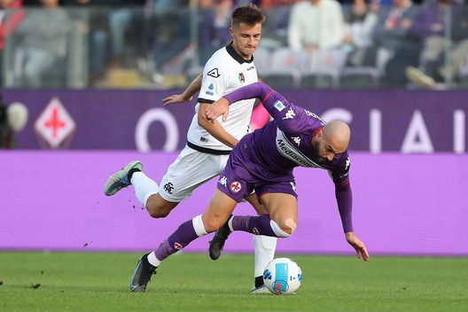 FLORENCE, ITALY - OCTOBER 31: Riccardo Saponara of ACF Fiorentina battles for the ball with Salvador Ferrer of Spezia Calcio during the Serie A match between ACF Fiorentina and Spezia Calcio at Stadio Artemio Franchi on October 31, 2021 in Florence, Italy. (Photo by Gabriele Maltinti/Getty Images) FLORENCE, ITALY - OCTOBER 31: Riccardo Saponara of ACF Fiorentina battles for the ball with Salvador Ferrer of Spezia Calcio during the Serie A match between ACF Fiorentina and Spezia Calcio at Stadio Artemio Franchi on October 31, 2021 in Florence, Italy. (Photo by Gabriele Maltinti/Getty Images)