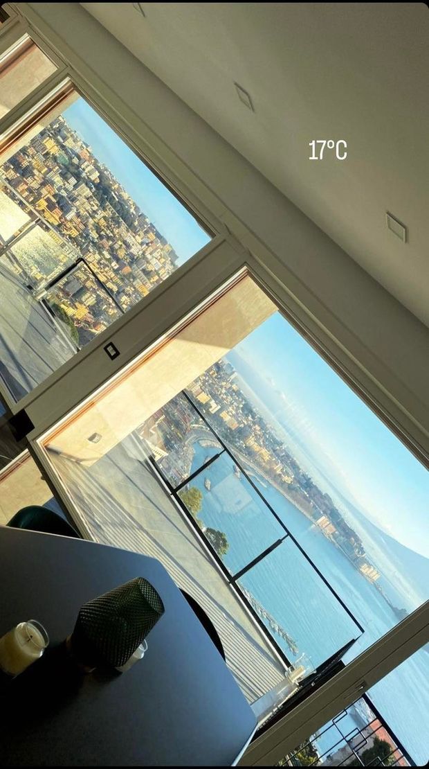 FOTO La compagna di Politano si gode la bellezza di Napoli: la vista mozzafiato- immagine 2