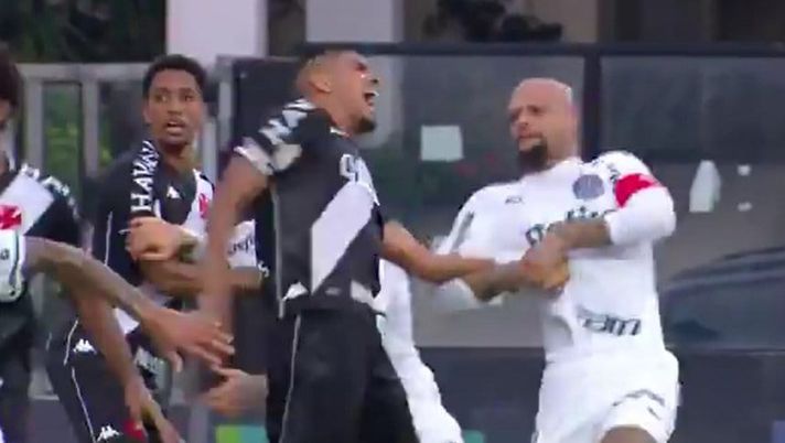 La mossa "ju jitsu" di Felipe Melo in area di rigore... La mossa "ju jitsu" di Felipe Melo in area di rigore...