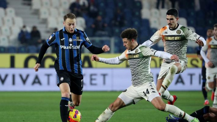 BERGAMO, ITALY - JANUARY 12: Teun Koopmeiners (L) of Atalanta BC is challenged by Ethan Ampadu (R) during the Coppa Italia match between Atalanta BC and Venezia FC at Gewiss Stadium on January 12, 2022 in Bergamo, Italy. (Photo by Giuseppe Cottini/Getty Images) C’è un nuovo squalificato dopo Salernitana-Venezia: quattro assenti alla 36ma - immagine 1