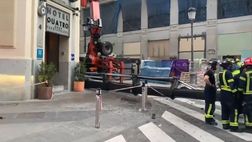 VIDEO/ Una gru cade accanto all’hotel del Manchester United a Madrid