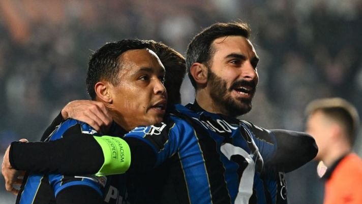 Atalanta's Colombian forward Luis Muriel (L) celebrates with Atalanta's Italian defender Rafael Toloi (C) and Atalanta's Italian defender Davide Zappacosta (R) after scoring the 2-1 goal during the UEFA Europa League round of 16, 1st leg football match between Atalanta and Leverkusen on March 10, 2022 at the Azzurri d'Italia stadium in Bergamo. (Photo by MIGUEL MEDINA / AFP) (Photo by MIGUEL MEDINA/AFP via Getty Images) Atalanta, sorpresa Zappacosta: è partito per Siviglia. Conto alla rovescia per il rientro - immagine 1