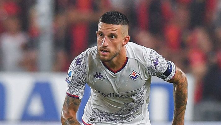 GENOA, ITALY - AUGUST 19: Cristiano Biraghi of Fiorentina is seen in action during the Serie A TIM match between Genoa CFC and ACF Fiorentina at Stadio Luigi Ferraris on August 19, 2023 in Genoa, Italy. (Photo by Getty Images/Getty Images) Stop Biraghi, c’è la prima diagnosi! Italiano: “Una brutta distorsione. Nzola, Gonzalez, Parisi, Kayode…” - immagine 1