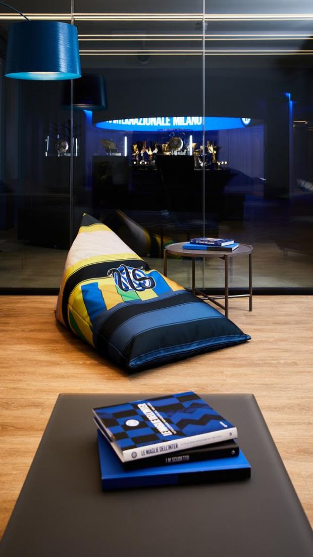 Inter, per il 115° anniversario tre pouf ispirati alle maglie storiche del club- immagine 4