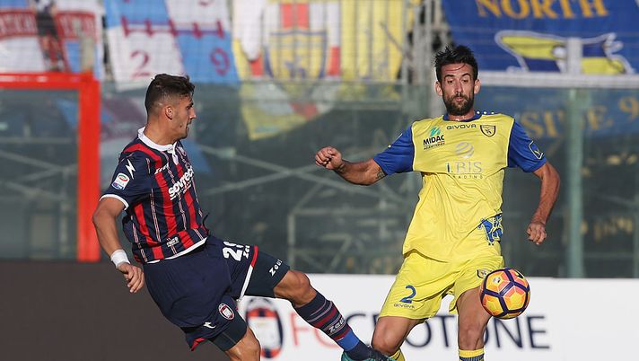 CROTONE, ITALY - OCTOBER 30: Marcello Trotta of Crotone (L) competes for the ball with Nicolas Spolli of Chievo during the Serie A match between FC Crotone and AC ChievoVerona at Stadio Comunale Ezio Scida on October 30, 2016 in Crotone, Italy. (Photo by Maurizio Lagana/Getty Images) CROTONE, ITALY - OCTOBER 30: Marcello Trotta of Crotone (L) competes for the ball with Nicolas Spolli of Chievo during the Serie A match between FC Crotone and AC ChievoVerona at Stadio Comunale Ezio Scida on October 30, 2016 in Crotone, Italy. (Photo by Maurizio Lagana/Getty Images)