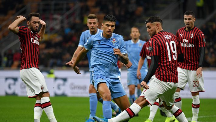 MILAN, ITALY - NOVEMBER 03: Joaquin Correa of SS Lazio compete for the ball with Theo Hernandez of AC Milan during the Serie A match between AC Milan and SS Lazio at Stadio Giuseppe Meazza on November 3, 2019 in Milan, Italy.  (Photo by Marco Rosi/Getty Images) 