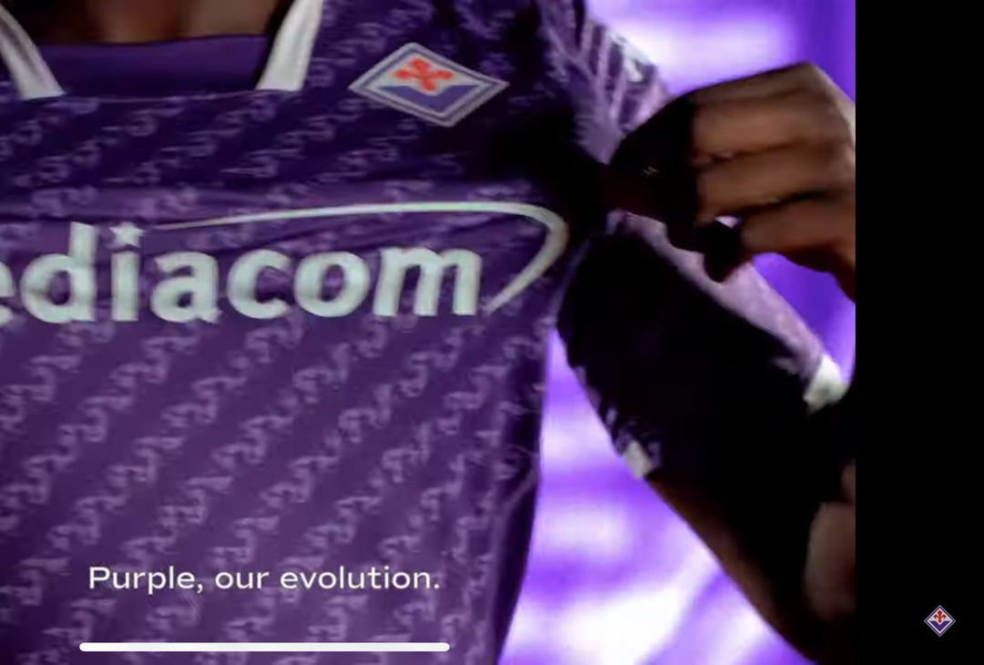 FOTO – I dettagli della nuova divisa della Fiorentina: dal colletto al DNA - immagine 3