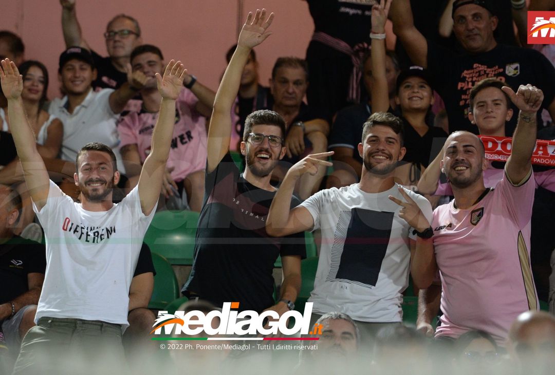FOTOTIFO, Palermo-Genoa 1-0: i tifosi allo stadio “Renzo Barbera” (Gallery) - immagine 99