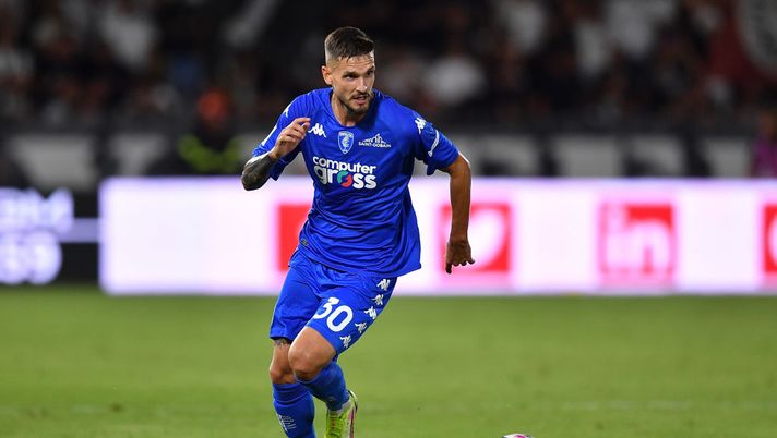 LA SPEZIA, ITALY - AUGUST 14: Petar Stojanovic of Empoli FC in action during the Serie A match between Spezia Calcio and Empoli FC at Stadio Alberto Picco on August 14, 2022 in La Spezia, Italy. (Photo by Valerio Pennicino/Getty Images) Empoli, la probabile formazione senza Parisi: Caputo, Baldanzi e occhio a Stojanovic - immagine 1