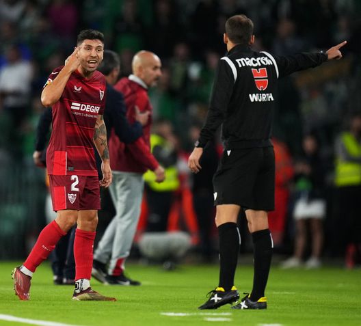 Gonzalo Montiel nel derby finito 1-1 a Siviglia un mese e mezzo prima della Finale mondiale (Photo by Angel Martinez/Getty Images) Montiel, da cattivo nel derby di Siviglia a eroe mondiale con l’Argentina- immagine 2