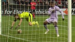 La carica di Embolo sul portiere del Leverkusen, ma per l’arbitro è tutto buono