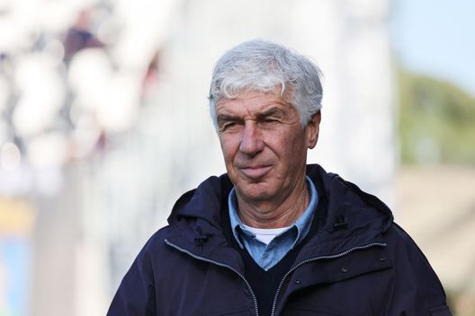 LA SPEZIA, ITALY - JANUARY 04: Atalanta BC head coach Gian Piero Gasperini looks on during the Serie A match between Spezia Calcio and Atalanta BC at Stadio Alberto Picco on January 04, 2023 in La Spezia, Italy. (Photo by Claudia Greco/Getty Images) Gasperini: “Prolifici, ma nel primo tempo sembrava un’amichevole. Zapata? Mercato piatto come una suola” - immagine 1