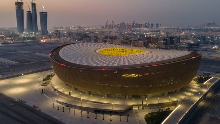 DOHA, QATAR - JUNE 20: (EDITORS NOTE: This photograph was taken using a drone) An aerial view of Lusail Stadium at sunrise on June 20, 2022 in Doha, Qatar. The 80,000-seat stadium, designed by Foster + Partners studio, will host the final game of the FIFA World Cup Qatar 2022 starting in November. (Photo by David Ramos/Getty Images) Giorgio Budetta: “Kvaratskhelia fuoriclasse a sorpresa. Qatar 2022, occhio a Germania, Serbia e Danimarca” - immagine 1