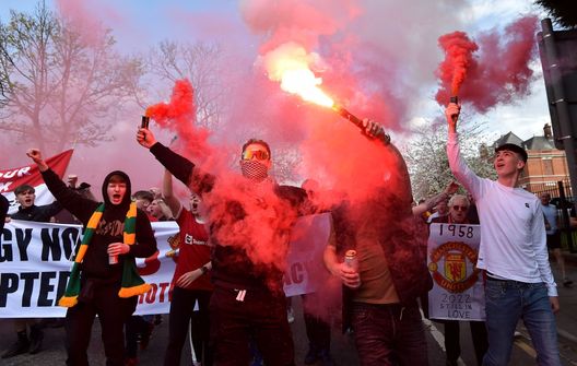 MANCHESTER, ENGLAND - APRIL 16: Manchester United fans take part in a protest outside the stadium prior to the Premier League match between Manchester United and Norwich City at Old Trafford on April 16, 2022 in Manchester, England. (Photo by Nathan Stirk/Getty Images) MANCHESTER, ENGLAND - APRIL 16: Manchester United fans take part in a protest outside the stadium prior to the Premier League match between Manchester United and Norwich City at Old Trafford on April 16, 2022 in Manchester, England. (Photo by Nathan Stirk/Getty Images)