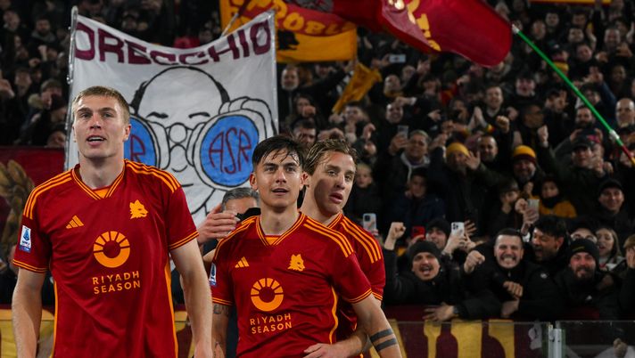 ROME, ITALY - FEBRUARY 26: Paulo Dybala of AS Roma celebrates after scored the third goal for his team during the Serie A TIM match between AS Roma and Torino FC at Stadio Olimpico on February 26, 2024 in Rome, Italy. (Photo by Fabio Rossi/AS Roma via Getty Images) Dybala travolge i granata: “Finalmente la tripletta, mi era mancata tanto” - immagine 1