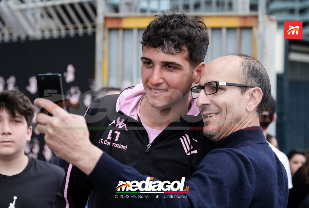 FOTO Cagliari-Palermo, i Rosanero in partenza dal “Renzo Barbera” (GALLERY) - immagine 21