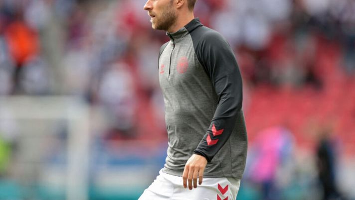 Denmark's midfielder Christian Eriksen warms up before the UEFA EURO 2020 group B football match between Denmark and Finland at Parken Stadium in Copenhagen on Sat, Jun 12, 2021. (Photo by HANNAH MCKAY / various sources / AFP) (Photo by HANNAH MCKAY/AFP via Getty Images) Eriksen, la Gazzetta: “Gli esami in ottica Inter solo da luglio. Ma il suo 2021 sportivo…” - immagine 1