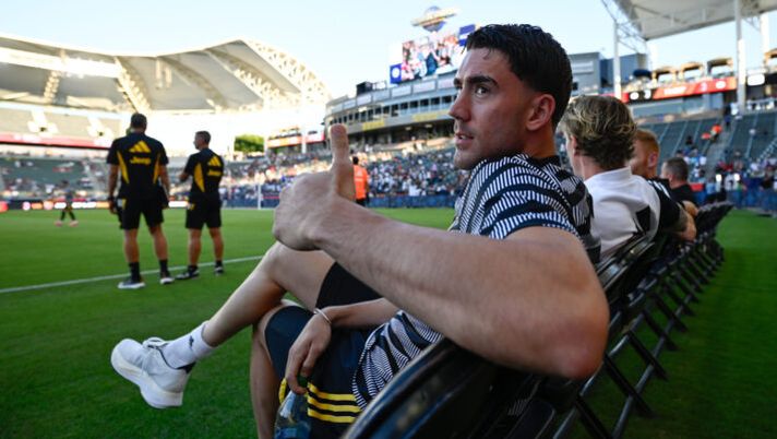 CARSON, CALIFORNIA - JULY 27: Dusan Vlahovic of Juventus gestures before the pre-season friendly match against AC Milan at Dignity Health Sports Park on July 27, 2023 in Carson, California. (Photo by Daniele Badolato - Juventus FC/Juventus FC via Getty Images) NEWS – Vlahovic, le ultime sul Chelsea! Scamacca, Raspadori, Mina, Zapata e Lotito su Sarri… - immagine 1