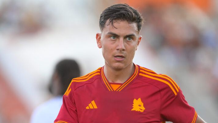 ALBUFEIRA, PORTUGAL - JULY 29: Paulo Dybala of AS Roma during the pre-season friendly match between AS Roma and Estrela da Amadora at Estadio Municipal de Albufeira on July 29, 2023 in Albufeira, Portugal. (Photo by Fabio Rossi/AS Roma via Getty Images) AMICHEVOLI – Osimhen, Dybala, Koopmeiners, Luvumbo, Caputo, Gudmundsson, Mboula: i segnali - immagine 1