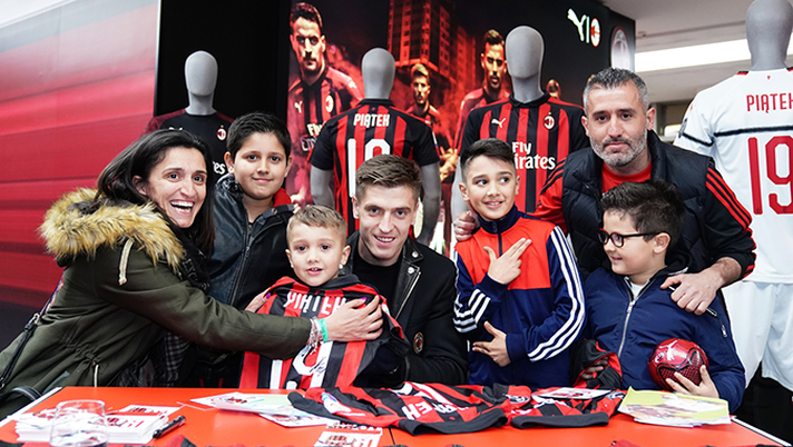 Piatek a Casa Milan incontra i tifosi rossoneri, @acmilan