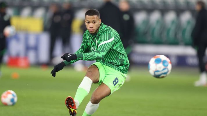 WOLFSBURG, GERMANY - DECEMBER 11: Aster Vranckx of Wolfsburg kicks a ball during warm up prior to the Bundesliga match between VfL Wolfsburg and VfB Stuttgart at Volkswagen Arena on December 11, 2021 in Wolfsburg, Germany. (Photo by Alex Grimm/Getty Images) Sky: “Vranckx, il Milan vuole il regalo: ecco l’offerta ufficiale, non c’è certezza” - immagine 1