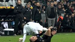 VIDEO / Besiktas, follia di Quaresma: fallo pazzesco e assurdo, rosso immediato