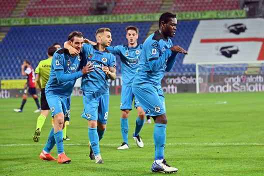 CAGLIARI, ITALY - NOVEMBER 29: Emmanue Gyasi of Spezia celebrates his goal 0-1 during the Serie A match between Cagliari Calcio and Spezia Calcio at Sardegna Arena on November 29, 2020 in Cagliari, Italy. (Photo by Enrico Locci/Getty Images) CAGLIARI, ITALY - NOVEMBER 29: Emmanue Gyasi of Spezia celebrates his goal 0-1 during the Serie A match between Cagliari Calcio and Spezia Calcio at Sardegna Arena on November 29, 2020 in Cagliari, Italy. (Photo by Enrico Locci/Getty Images)