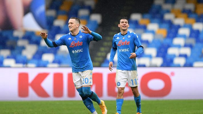 NAPLES, ITALY - JANUARY 17: Piotr Zielinski of S.S.C. Napoli celebrates with teammate Hirving Lozano after scoring their team's fourth goal during the Serie A match between SSC Napoli and ACF Fiorentina at Stadio Diego Armando Maradona on January 17, 2021 in Naples, Italy. Sporting stadiums around Italy remain under strict restrictions due to the Coronavirus Pandemic as Government social distancing laws prohibit fans inside venues resulting in games being played behind closed doors. (Photo by Francesco Pecoraro/Getty Images) rinnovi zielinski lozano