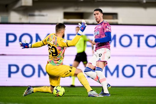 LA SPEZIA, ITALY - FEBRUARY 19: Dusan Vlahovic of Juventus battles for the ball with Spezia's goalkeeper Bartlomiej Dragowski during the Serie A match between Spezia Calcio and Juventus at Stadio Alberto Picco on February 19, 2023 in La Spezia, Italy. (Photo by Daniele Badolato - Juventus FC/Juventus FC via Getty Images) Ancora problemi per Dragowski: l’ex viola costretto a lasciare il campo- immagine 2