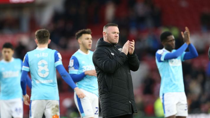 MIDDLESBROUGH, ENGLAND - FEBRUARY 12: Wayne Rooney (C) manager of Derby County reacts after the Sky Bet Championship match between Middlesbrough and Derby County at Riverside Stadium on February 12, 2022 in Middlesbrough, England. (Photo by Nigel Roddis/Getty Images) Voleva colpire duro un avversario ai tempi del Manchester United: Rooney ammonito dalla FA - immagine 1