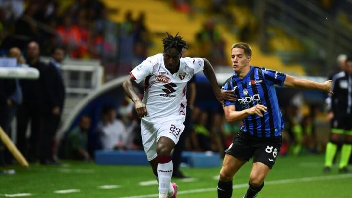 Torino's French midfielder Soualiho Meite (L) vies with Atalanta's Croatian midfielder Mario Pasalic during the Italian Serie A football match Atalanta vs Torino on September 1, 2019 at the Ennio Tardini stadium in Parma. (Photo by Miguel MEDINA / AFP) (Photo credit should read MIGUEL MEDINA/AFP via Getty Images) Meité, Onguené, Duncan: i colpi in chiusura, tutto sui tre acquisti più vicini di queste ore - immagine 1