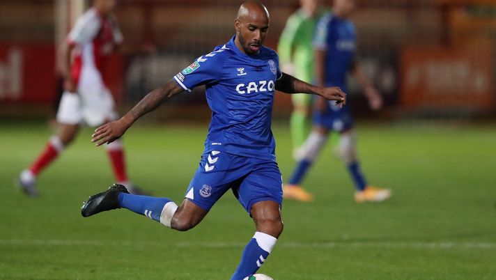 FLEETWOOD, ENGLAND - SEPTEMBER 23: Fabian Delph of Everton runs with the ball during the Carabao Cup third round match between Fleetwood Town and Everton at Highbury Stadium on September 23, 2020 in Fleetwood, England. Football Stadiums around United Kingdom remain empty due to the Coronavirus Pandemic as Government social distancing laws prohibit fans inside venues resulting in fixtures being played behind closed doors. (Photo by Alex Livesey/Getty Images) FLEETWOOD, ENGLAND - SEPTEMBER 23: Fabian Delph of Everton runs with the ball during the Carabao Cup third round match between Fleetwood Town and Everton at Highbury Stadium on September 23, 2020 in Fleetwood, England. Football Stadiums around United Kingdom remain empty due to the Coronavirus Pandemic as Government social distancing laws prohibit fans inside venues resulting in fixtures being played behind closed doors. (Photo by Alex Livesey/Getty Images)
