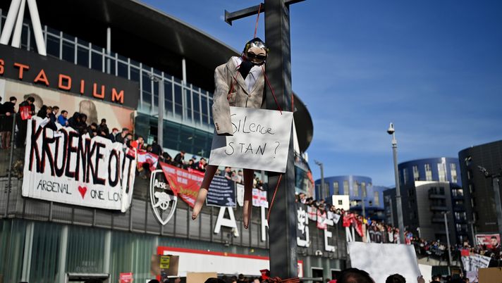 LONDON, ENGLAND - APRIL 23: Arsenal fans protest against the European Super League and Owner Stan Kroenke outside the stadium prior to the Premier League match between Arsenal and Everton at Emirates Stadium on April 23, 2021 in London, England. Sporting stadiums around the UK remain under strict restrictions due to the Coronavirus Pandemic as Government social distancing laws prohibit fans inside venues resulting in games being played behind closed doors. (Photo by Justin Setterfield/Getty Images) LONDON, ENGLAND - APRIL 23: Arsenal fans protest against the European Super League and Owner Stan Kroenke outside the stadium prior to the Premier League match between Arsenal and Everton at Emirates Stadium on April 23, 2021 in London, England. Sporting stadiums around the UK remain under strict restrictions due to the Coronavirus Pandemic as Government social distancing laws prohibit fans inside venues resulting in games being played behind closed doors. (Photo by Justin Setterfield/Getty Images)