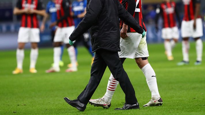 MILAN, ITALY - JANUARY 26: Simon Kjaer of AC Milan walk off with an injury during the Coppa Italia match between FC Internazionale and AC Milan at Stadio Giuseppe Meazza on January 26, 2021 in Milan, Italy. Sporting stadiums around Italy remain under strict restrictions due to the Coronavirus Pandemic as Government social distancing laws prohibit fans inside venues resulting in games being played behind closed doors. (Photo by Marco Luzzani/Getty Images) MILAN, ITALY - JANUARY 26: Simon Kjaer of AC Milan walk off with an injury during the Coppa Italia match between FC Internazionale and AC Milan at Stadio Giuseppe Meazza on January 26, 2021 in Milan, Italy. Sporting stadiums around Italy remain under strict restrictions due to the Coronavirus Pandemic as Government social distancing laws prohibit fans inside venues resulting in games being played behind closed doors. (Photo by Marco Luzzani/Getty Images)
