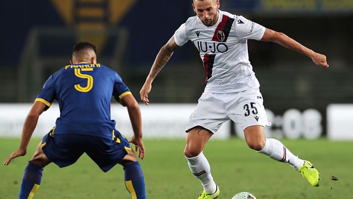VERONA, ITALY - AUGUST 25:  Mitchell Dijks of Bologna FC is challenged by Davide Faraoni of Hellas Verona during the Serie A match between Hellas Verona and Bologna FC at Stadio Marcantonio Bentegodi on August 25, 2019 in Verona, Italy.  (Photo by Emilio Andreoli/Getty Images) 