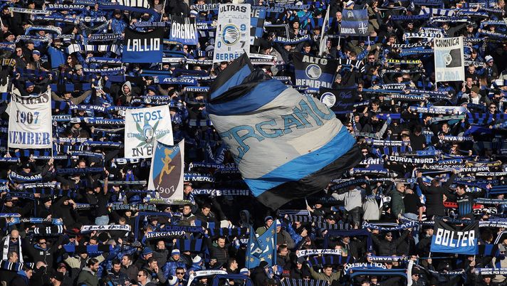 BERGAMO, ITALY - DECEMBER 30:  Atalanta BC fans show their support during the serie A match between Atalanta BC and Cagliari Calcio at Stadio Atleti Azzurri d'Italia on December 30, 2017 in Bergamo, Italy.  (Photo by Emilio Andreoli/Getty Images) 