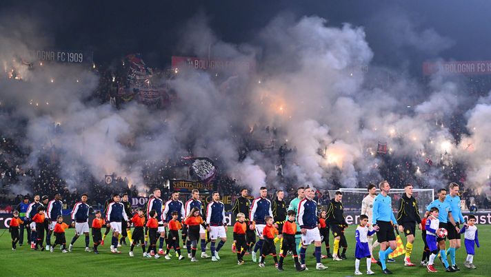 BOLOGNA, ITALY - JANUARY 21: A general view of the inside of the stadium as players of Bologna and Borussia Dortmund walk out onto the pitch, as fans of Bologna use smoke flares, prior to the UEFA Champions League 2024/25 League Phase MD7 match between Bologna FC 1909 and Borussia Dortmund at Stadio Renato Dall'Ara on January 21, 2025 in Bologna, Italy. (Photo by Alessandro Sabattini/Getty Images) Cenerentole della Champions, solo il Bologna tiene il passo e sogna il secondo ballo- immagine 1