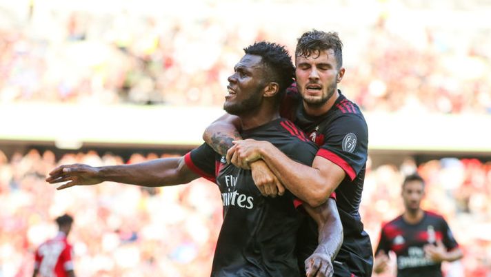 SHENZHEN, CHINA - JULY 22: Frank Kessie celebrates a goal with teammate Patrick Cutrone during the 2017 International Champions Cup China match between FC Bayern and AC Milan at Universiade Sports Centre Stadium on July 22, 2017 in Shenzhen, China. (Photo by Lintao Zhang/Getty Images) Milan, sei fedelissimi in casa. La Gazzetta: “Quelli che non vogliono andare via, anzi…” - immagine 1