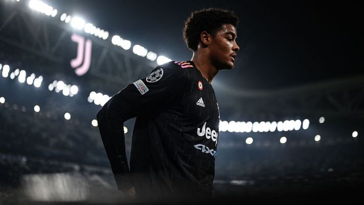 Juventus' Belgian defender Koni De Winter leaves the pitch after being substituted during the UEFA Champions League Group H football match between Juventus and Malmo on December 8, 2021 at the Juventus stadium in Turin. (Photo by Marco BERTORELLO / AFP) (Photo by MARCO BERTORELLO/AFP via Getty Images) UFFICIALE – L’Empoli prende un difensore della Juventus: la formula dell’operazione - immagine 1