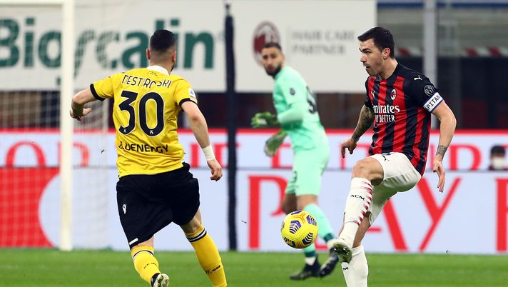 MILAN, ITALY - MARCH 03: Alessio Romagnoli of A.C. Milan makes a pass whilst under pressure from Ilija Nestorovski of Udinese Calcio during the Serie A match between AC Milan and Udinese Calcio at Stadio Giuseppe Meazza on March 03, 2021 in Milan, Italy. Sporting stadiums around Italy remain under strict restrictions due to the Coronavirus Pandemic as Government social distancing laws prohibit fans inside venues resulting in games being played behind closed doors. (Photo by Marco Luzzani/Getty Images) Milan-Udinese: i probabili duelli del match San Siro - immagine 1