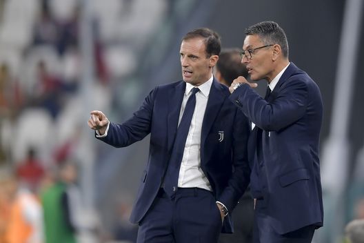  TURIN, ITALY - OCTOBER 20: Juventus coach Massimiliano Allegri with Marco Landucci during the Serie A match between Juventus and Genoa CFC at Allianz Stadium on October 20, 2018 in Turin, Italy. (Photo by Daniele Badolato - Juventus FC/Juventus FC via Getty Images) 