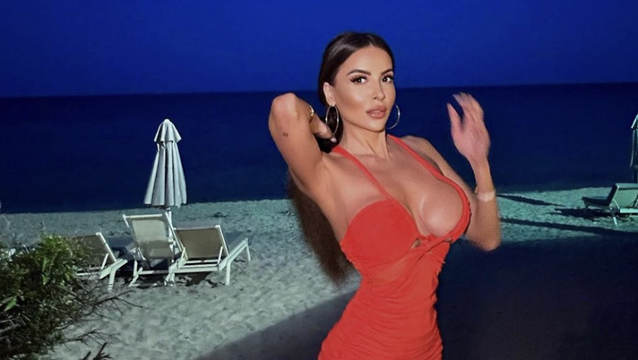 Marialuisa Jacobelli più sexy che mai: il décolleté è davvero mozzafiato - immagine 1