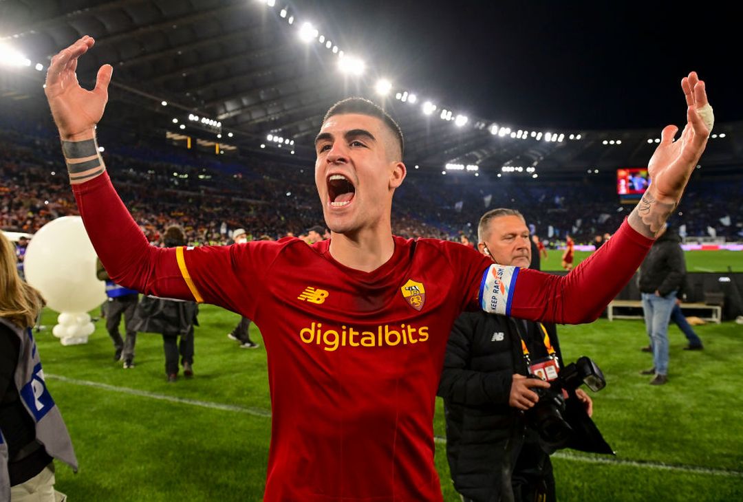 La Roma si scatena: Mancini con la bandiera, Abraham si spoglia – FOTO GALLERY - immagine 24